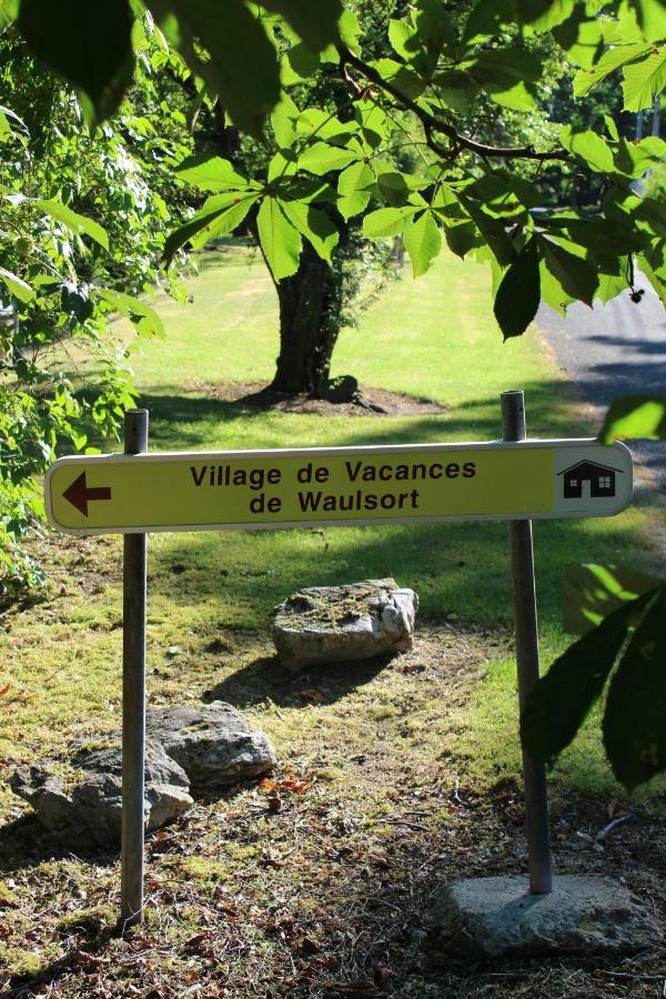 Au Bois Charmant Waulsort Bagian luar foto